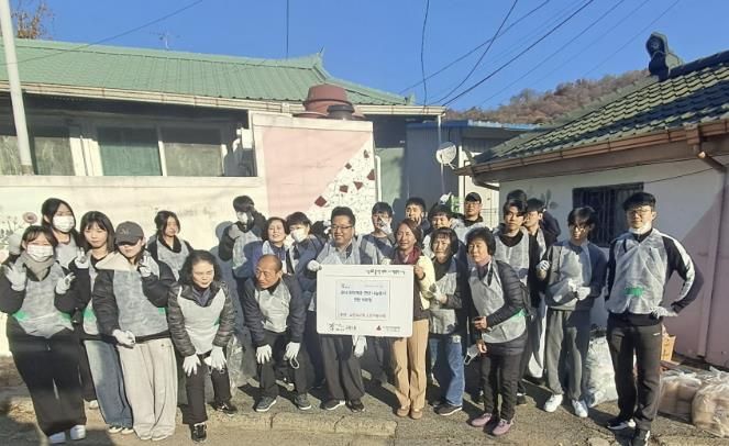 구리시 교문1동, 교문리교회 도르가봉사회로부터 연탄 900장 후원받아