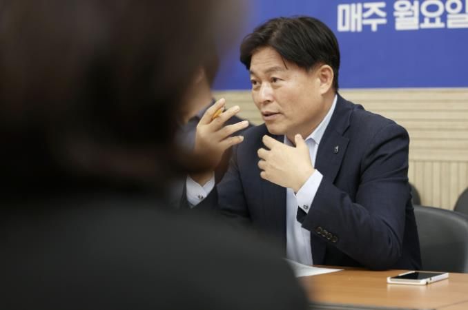 조용익 부천시장이 17일 시청에서 열린 ‘틈만나면, 현장속으로’ 에 참석해 시민과 생활 속 불편 해결을 위한 방안을 함께 이야기하고 있다.