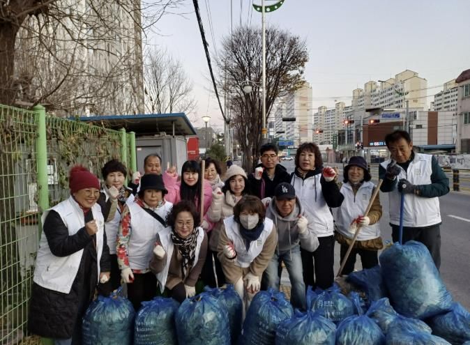 동두천시 생연2동 바르게살기위원회, 낙엽 집중 정리로 안전한 보행환경 조성