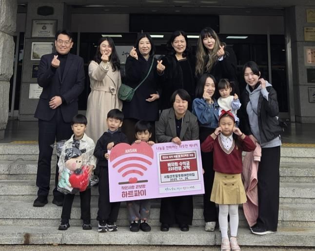 두현지 여성보육과장(맨 앞줄 왼쪽 네번째)이 26일 시립센트럴포레어린이집 아동 및 학부모들로부터 바자회를 통해 모금한 수익금을 기탁받고 함께 기념촬영을 하고 있다.