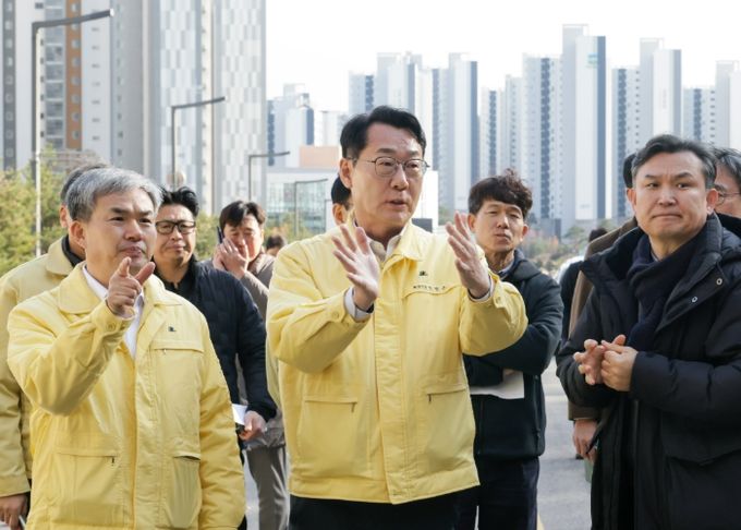 정명근 화성특례시장이 현장에서 정구언 제1부시장에게 동탄숲 생태터널 안전 확보 관련 지시사항을 하달하고 있다