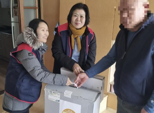 수원시 팔달구 우만1동 지역사회보장협의체, 관내 취약계층에‘겨울나기 전기장판’지원해