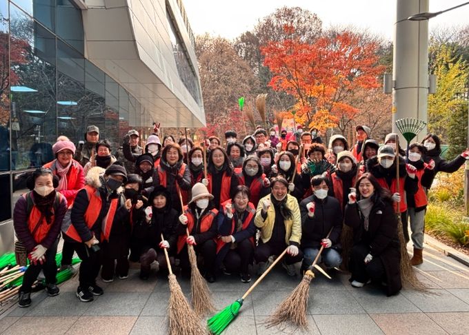 광명시 철산3동 행정복지센터는 지난 3일 동절기에 대비해 ‘2차 낙엽 대청소’를 실시했다.