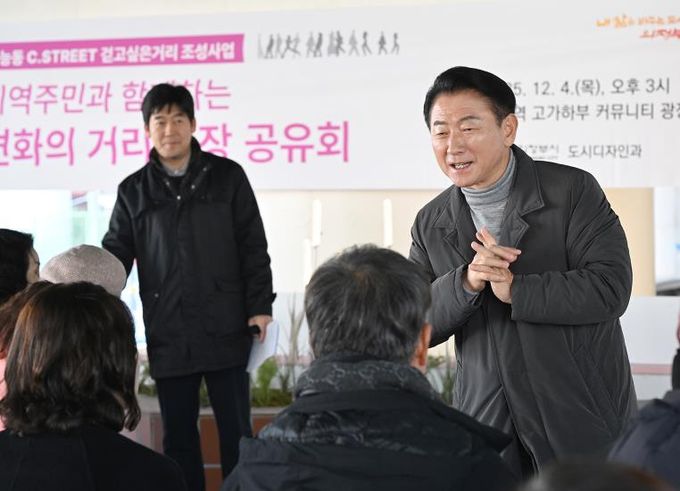 김동근 시장이 12월 4일 가능역 고가하부 커뮤니티 조성 공간에서 ‘지역주민과 함께하는 변화의 거리 현장 공유회’를 진행하고 있다.