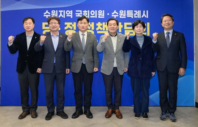 김승원(오른쪽부터)·백혜련 의원, 이재준 수원시장, 김영진·염태영·김준혁 의원이 함께하고 있다.