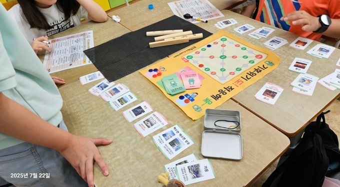 용인특례시 기후변화체험교육센터가 자체 개발한 교구 '기후위기도 적응해 윷