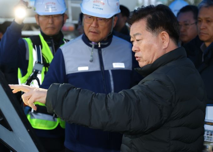 박승원 광명시장이 10일 오후 지난 4월 붕괴사고가 발생한 신안산선 복선전철 공사 현장을 찾아 시공사인 포스코이앤씨 관계자들에게 즉각적이고 책임 있는 복구작업을 해달라고 강력히 촉구하고 있다.