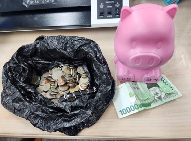 파주시 금촌1동에 전해진 익명의 돼지저금통 기부