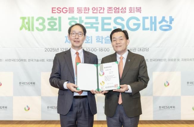 시상식 후 이재준 수원시장(오른쪽)이 기념사진을 촬영하고 있다.