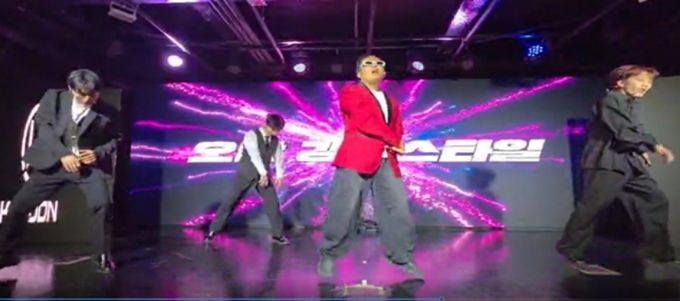 공연을 하고있는 인디스탈 소속 K-Pop 개그 아이돌 (사진제공: 주한외국기업연합회 KOFA)