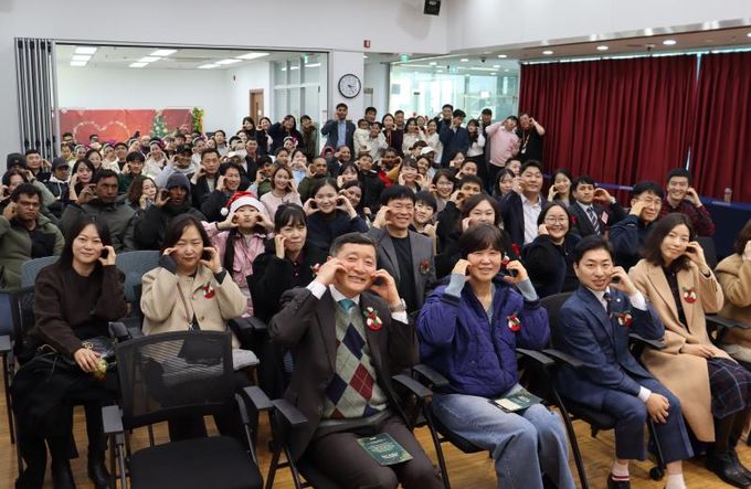 2025년 화성시외국인복지센터 사업보고회 기념 사진