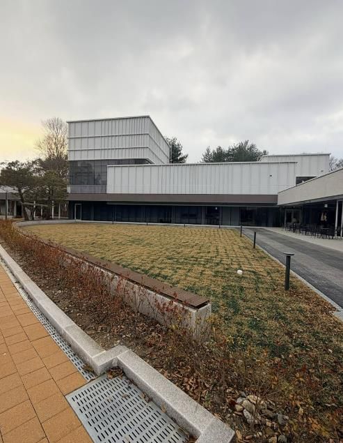 결혼식 후 연회장소로 활용할 수 있는 성남물빛정원 뮤직홀 앞 잔디마당