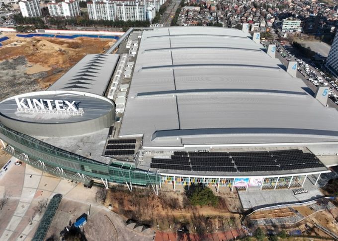 킨텍스 제1전시장 옥상에 설치된 태양광 발전시설