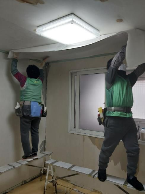 시흥시 신천동 새마을지도자협의회·부녀회, 소외계층 주거환경 개선 '집수리 봉사' 전개