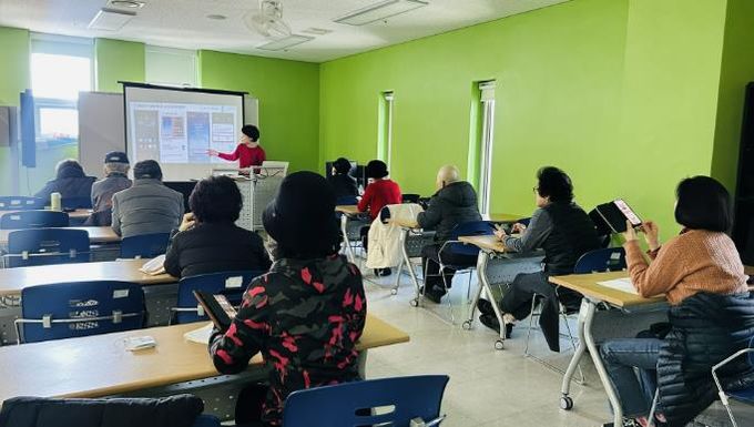 안산시의 한 복지관에서 시민들의 디지털 활용 능력 강화를 위한 교육이 진행되고 있다.