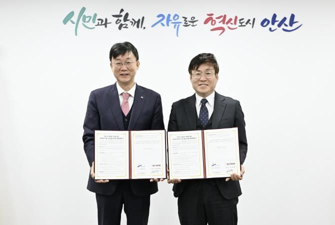 이민근 안산시장(왼쪽)이 19일 맘스커리어 대표(오른쪽)와 ‘세 자녀 이상 가정 출산지원 업무협약’을 맺고 함께 기념촬영을 하고 있다.
