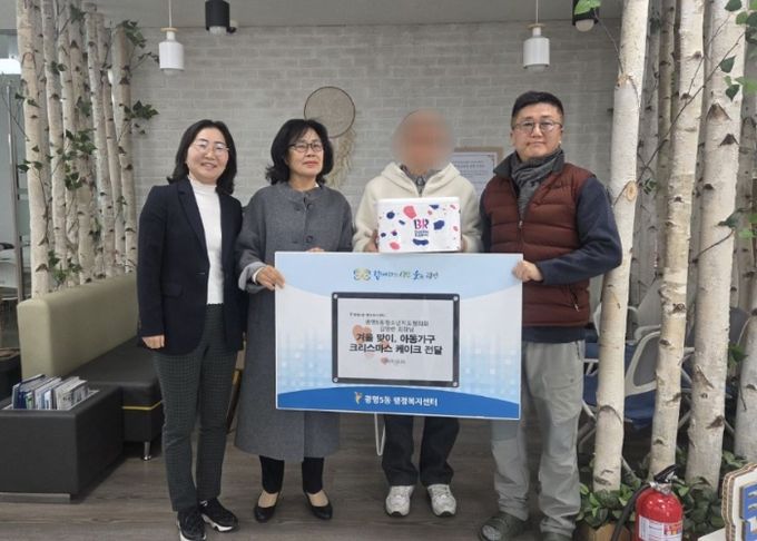 광명시 광명5동 김영란 청소년지도협의회장은 22일 크리스마스를 앞두고 관내 저소득 아동가정 10가구에 직접 크리스마스 케이크를 기부했다.