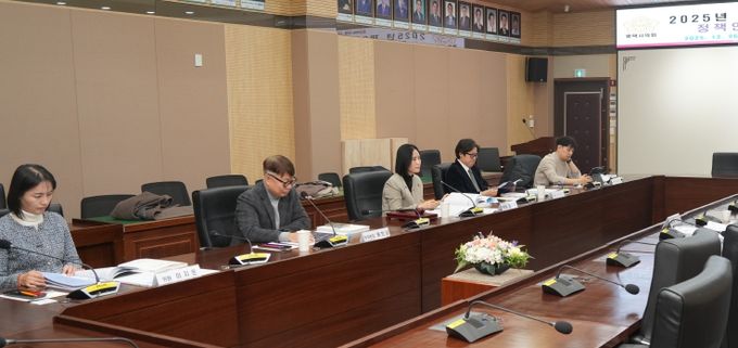 평택시의회 ‘의원 정책연구활동’ 심의하는 위원들