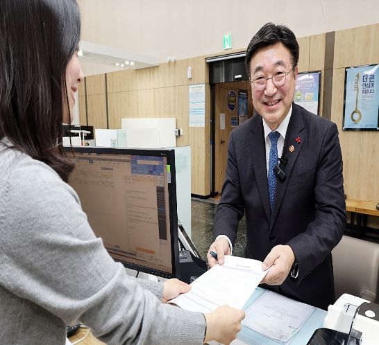 윤호중 행정안전부 장관이 24일 오후 정부서울청사 농협지점에서 고향사랑 기부금 기탁서 서류를 제출하고 있다.