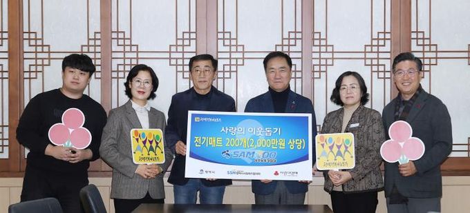 왼쪽부터 삼우보호작업장 박세호 대리, 이기란 팀장, 박동신 시설장, 평택시 정장선 시장, 김현순 장애인복지과장, 평택행복나눔본부 황성식 나눔국장