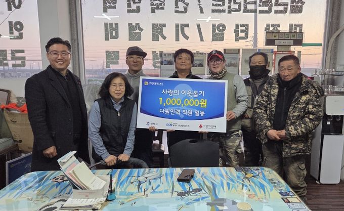 왼쪽부터 평택행복나눔본부 나눔국장 황성식, 다원인력 김유미 대표와 직원 일동