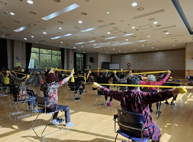 과천시 보건소가 어르신들을 대상으로 진행하는 '노인건강교실' 모습