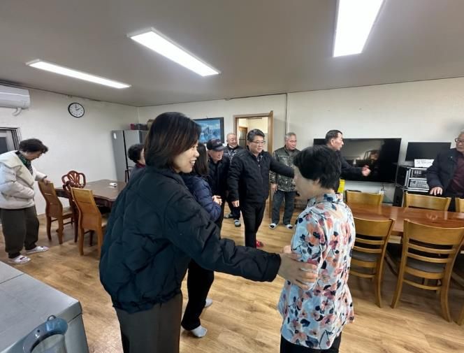 파주시 금촌1동장, 경로당 방문해 어르신들께 새해 인사 전해