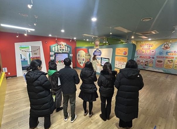 경기도 어린이 식품안전체험관 체험물 내용을 안내하고 있다.