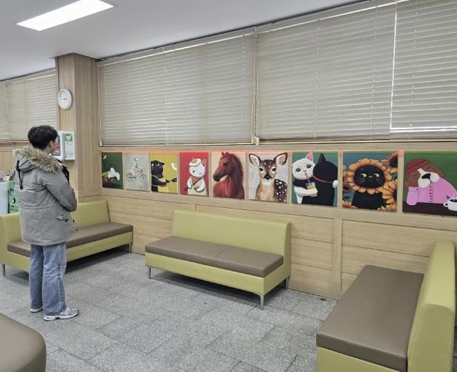 동두천시 불현동 행정복지센터, 그림 전시로 '머무르고 싶은 민원실' 조성