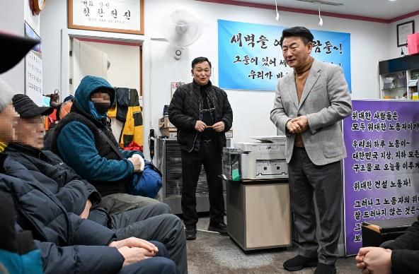 의정부시는 2월 3일 오전 5시경 관내 일용근로자들의 노고를 격려하고 현장의 목소리를 청취하기 위해 현장방문을 실시했다.