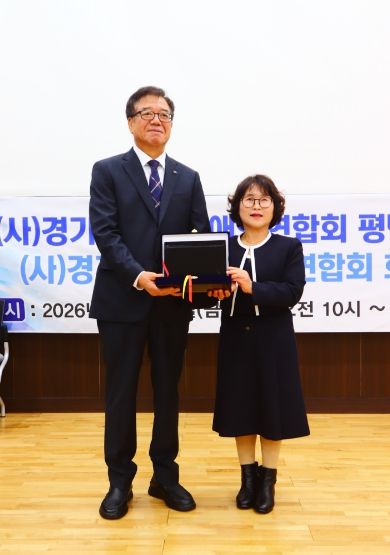 왼쪽부터 박기원 전 지회장, 양순자 신임 지회장