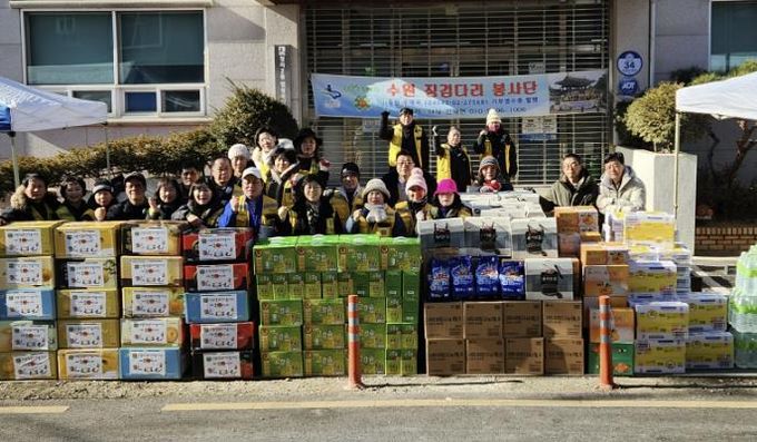 수원 징검다리봉사단, 정자2동 설 명절 후원물품 기탁