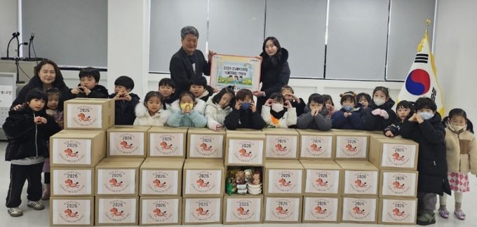 고양시 탄현2동, 산새어린이집에서 설맞이 식품꾸러미 기부