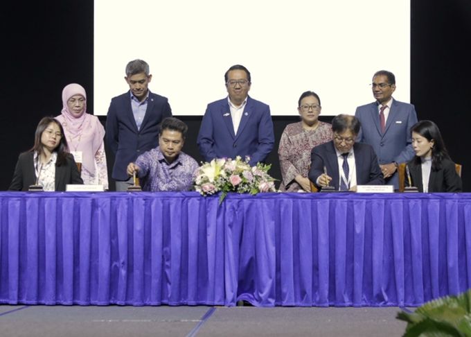 업무협약 (왼쪽부터) 사바주재단 투자법인 비서 조셀린 총, 사바국제컨벤션센터 최고경영자 다툭 하지아 로스마와티 하지 라수키 박사, 사바 주 입법의회 부의장 브리가디어 제너럴 다툭 하지 알 함브라 빈 툰 주하르, 사바주재단 투자법인 회계재무 수석 매니저 조슈아 호, 사바 관광·문화·환경부 차관보 안디 샴수리잘 박사, 고양국제박람회재단 이상열 본부장, 사바컨벤션뷰로 최고경영자 노레다 오트만, 말레이시아 컨벤션 및 전시 주최자·공급업체 협회(MACEOS) 회장 다툭 간디 박사, 고양국제박람회재단 황수아 대리