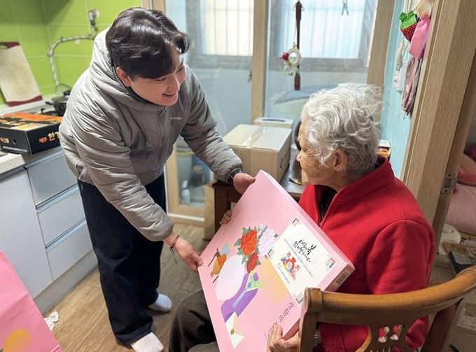 파주시노인복지관, 홀로 명절 맞는 어르신 가정에 따뜻한 새해 인사