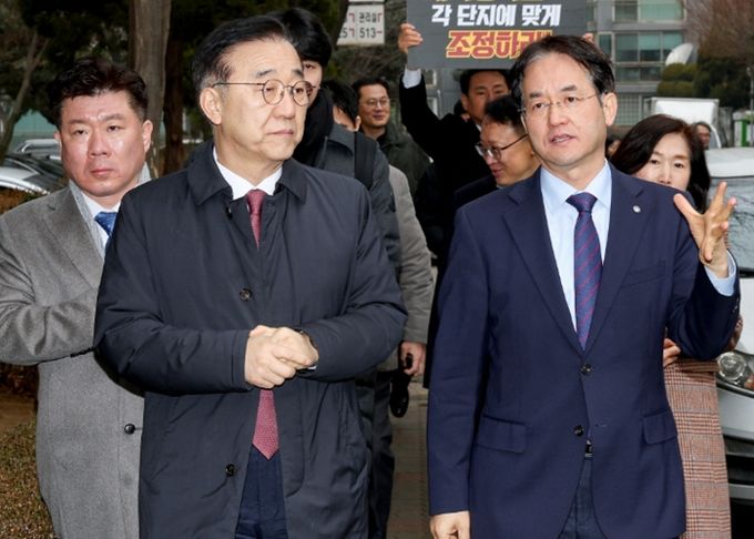 일산신도시 선도지구 강촌마을 현장점검에 나선 이동환 고양특례시장(오른쪽)과 김윤덕 국토교통부 장관(왼쪽)