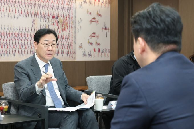 정명근 화성특례시장이 13일 시가 주최한 '생리용품 부담 완화를 위한 소통 간담회'에서 '(가칭) 코리요 생리대' 추진 취지에 대해 설명하고 있다.