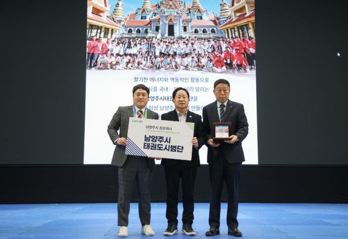 위촉패를 전달하는 주광덕 시장