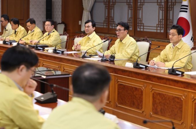 김민석 국무총리가 1일 세종대로 정부서울청사에서 열린 중동 상황점검 관련 긴급 관계부처회의를 주재하고 있다.