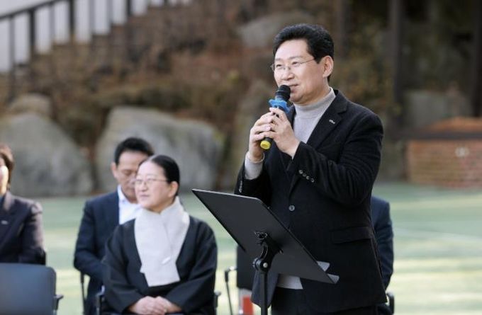 이상일 시장이 3일 헌산중에서 열린 '국제바칼로레아(IB) 인증 현판식'에 참석해 축사를 하고 있다