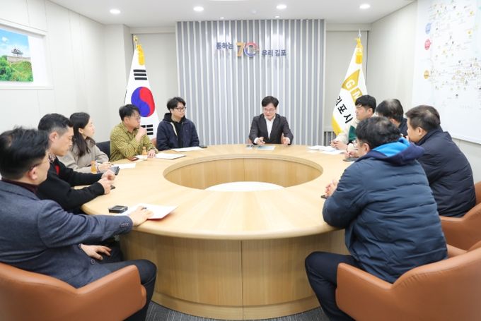 김병수 시장이 3일 서울지하철 5호선 국회국민청원에 힘쓴 시민들을 만났다. 시민들은 이날 김병수 시장에게 ‘서울 지하철 5호선 연장 관련 시민 의견 전달서’를 건넸고, 김병수 시장은 오는 4일 정부 관계자를 만나 청원서를 전하며 5호선 예타통과에 대해 적극 어필할 각오다.