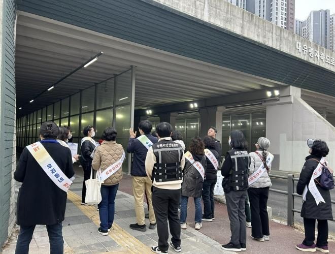 ‘새빛 시설물 자율점검단’이 합동 점검활동을 하고 있다.