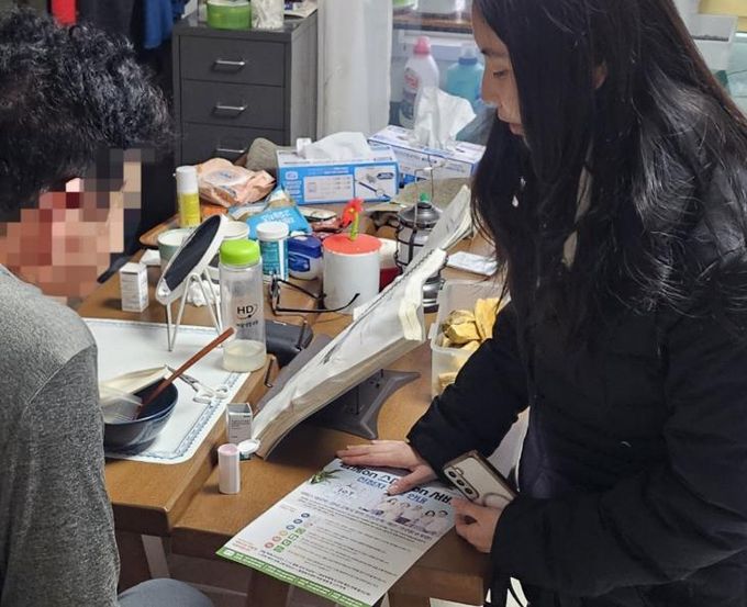 오산시 초평동, 고독사 위험군 대상 방문 상담…스마트 돌봄서비스 연계