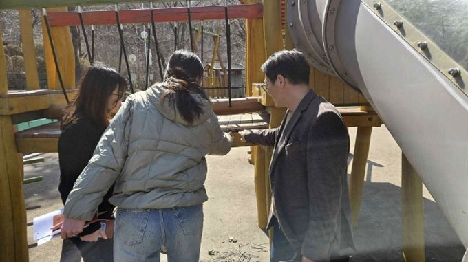 어린이 놀이시설 점검 모습