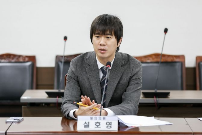 안산시의회 설호영 의원이 지난달 24일 제1상임위원실에서 열린 제302회 임시회 문화복지위원회에서 자신이 대표 발의한 ‘안산시 출산 장려 지원 등에 관한 조례 일부개정조례안’에 대해 설명하고 있다.