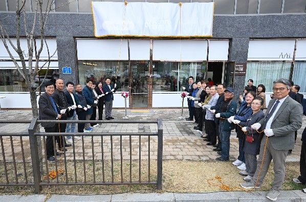 의정부시 고산동주민센터는 3월 31일 주민들이 자유롭게 머물며 소통할 수 있는 주민공유공간 ‘이음마루’를 개소했다.