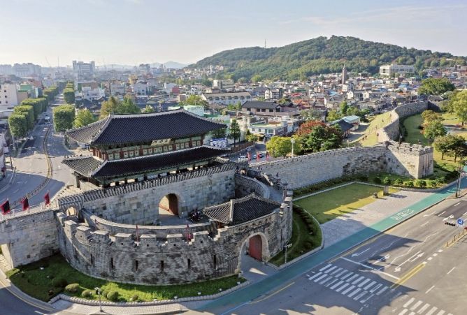 수원화성 중 보물로 지정된 장안문 전경.