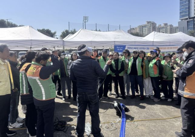 지난 7일 소하배수펌프장에서 여름철 풍수해 대비 수방 자재 작동 실습 교육이 진행 중이다.