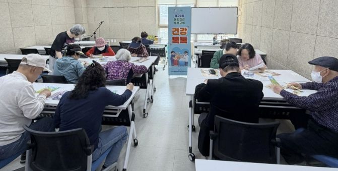 수원시 영통구 광교2동 '건강톡톡!', 당뇨병 교육·컬러매칭 게임으로 고독사 예방 앞장