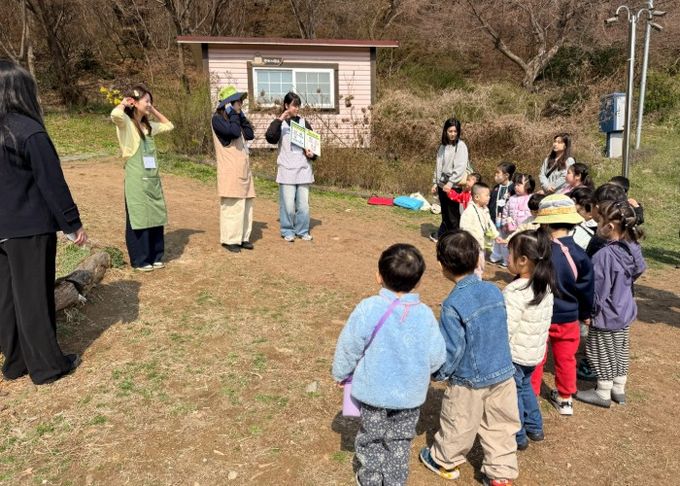 부천시육아종합지원센터는 장애영유아를 대상으로 자연친화적 놀이 경험 확대와 일상 속 생태 감수성 증진을 위해 ‘느리지만, 더 깊이 만나는 자연’을 진행하였다.
